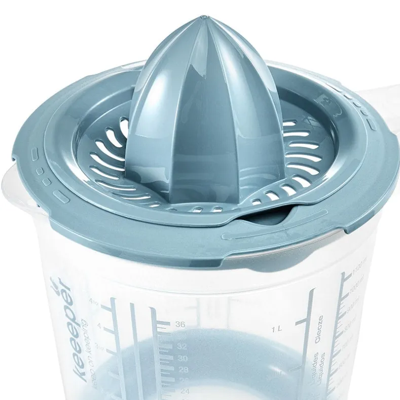 Measuring Cup and Juicer with Lid - 4-in-1 Kitchen Tool